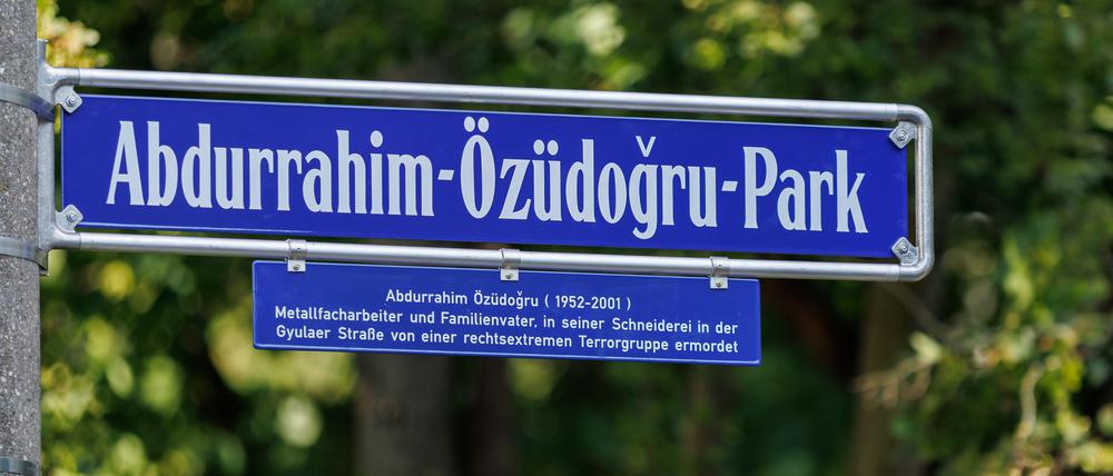 „Abdurrahim-Özüdogru-Park“ steht auf einem Schild an dem neu eingeweihten Park in Nürnberg. 