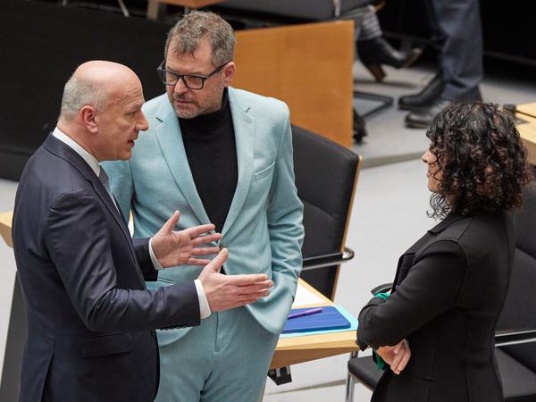 Lässt sich das 29-Euro-Ticket trotz schwieriger Haushaltslage bezahlen?Der Regierende Bürgermeister Kai Wegner (links, CDU) im Gespräch mit den Grünen-Fraktionsvorsitzenden im Abgeordnetenhaus, Werner Graf und Bettina Jarasch.