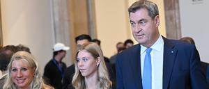 Der bayerische Ministerpräsident Markus Söder (CSU) kommt mit seiner Frau Karin Baumüller-Söder (l) und Tochter Selina zur Plenarsitzung des Bayerischen Landtags.