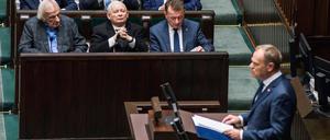Donald Tusk im polnischen Parlament, rechts neben ihm in der Mitte sitzt sein politischer Gegner Kaczyński.