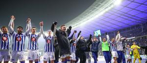Der Pokal war für Hertha in dieser Saison ein Quell großer Freude. Hier feiern die Spieler ihren Sieg gegen den Hamburger SV.