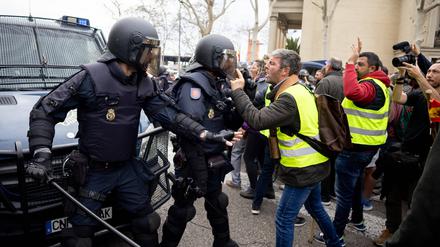 Die spanische Polizei und dutzende Demonstrierende geraten aneinander.