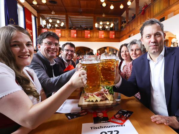 Ronja Endres, Landesvorsitzende der Bayern-SPD Bayern, und Lars Klingbeil, SPD-Bundesvorsitzender, prosten am politischen Aschermittwoch der Bayern-SPD mit Bier.