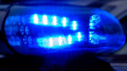 SYMBOLBILD - 04.12.2023, Sachsen-Anhalt, Magdeburg: Blaulicht leuchtet auf einem Fahrzeug der Polizei. (zu dpa: «Auto stößt gegen Baum und Laterne - Fahrer stirbt im Krankenhaus») Foto: Klaus-Dietmar Gabbert/dpa +++ dpa-Bildfunk +++