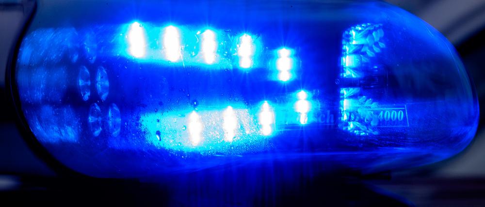 SYMBOLBILD - 04.12.2023, Sachsen-Anhalt, Magdeburg: Blaulicht leuchtet auf einem Fahrzeug der Polizei. (zu dpa: «Auto stößt gegen Baum und Laterne - Fahrer stirbt im Krankenhaus») Foto: Klaus-Dietmar Gabbert/dpa +++ dpa-Bildfunk +++
