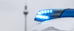 Polizei im Einsatz, Ein Streifenwagen der Berliner Polizei mit Blaulicht im Einsatz.