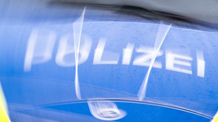 Der Schriftzug ·Polizei· auf der Kühlerhaube eines Autos.