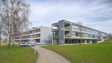 An einem Gymnasium in Ribnitz-Damgarten rückte die Polizei wegen Screenshots von rechtsextremen Social-Media-Inhalten auf dem Handy einer Schülerin an. Der Verdacht hatte sich jedoch nicht bestätigt. Jetzt klagt die Mutter der 16-Jährigen wegen des Vorfalls.