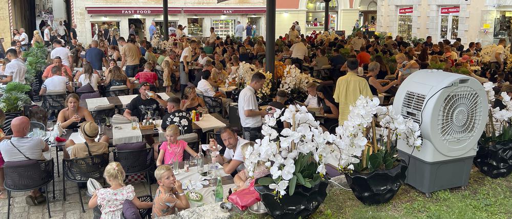 Überfülltes Restaurant in der kroatischen Hafenstadt Porec. 