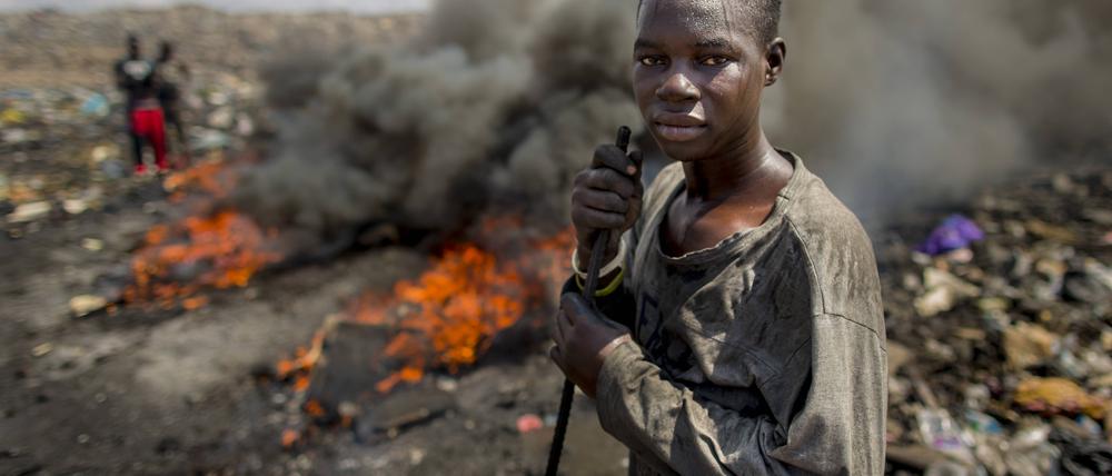 In Agbogbloshie, einem Stadtteil von Ghanas Hauptstadt, liegt die größte Elektromülldeponie Afrikas. Altgeräte werden verbrannt, um an verwertbares Metall zu kommen.