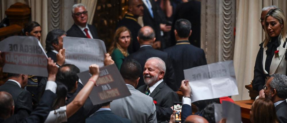 Abgeordnete der rechtsextremen Chega-Partei protestieren im portugiesischen Parlament gegen den Besuch des Sozialisten Lula.