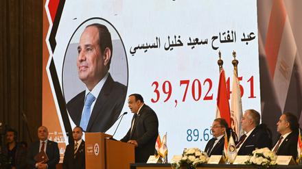 Der Leiter der Nationalen Wahlbehörde verkündet den amtierenden Staatschef Al-Sisi als Sieger der Präsidentschaftswahlen in Ägypten.
