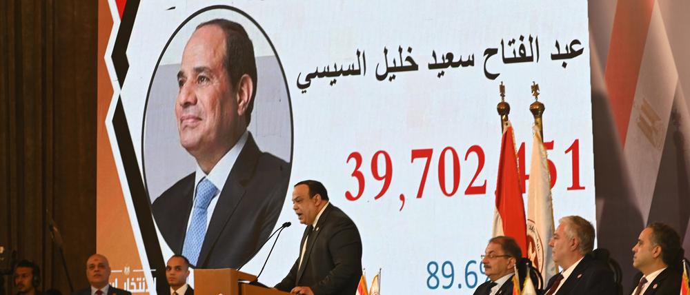 Der Leiter der Nationalen Wahlbehörde verkündet den amtierenden Staatschef Al-Sisi als Sieger der Präsidentschaftswahlen in Ägypten.