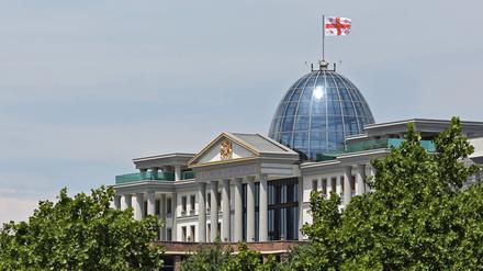 Die Flagge Georgiens weht über dem Präsidentenpalast in der georgischen Hauptstadt.