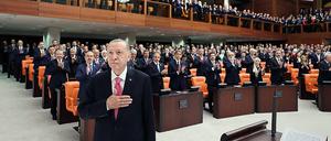 Präsident Erdogan im Moment der Vereidigung im türkischen Parlament in Ankara