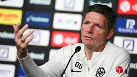 Cheftrainer Oliver Glasner spricht während der Pressekonferenz von Eintracht Frankfurt.