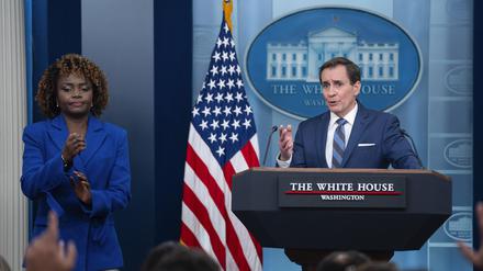 Karine Jean-Pierre (l), Pressesprecherin des Weißen Hauses, und John Kirby, Sprecher des Nationalen Sicherheitsrates, nehmen an einer Pressekonferenz im Weißen Haus teil. 