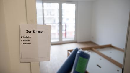  Blick auf ein Schild mit der Aufschrift «2er-Zimmer» in einer Unterkunft für Geflüchtete (MUF) in Berlin.