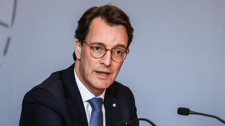Hendrik Wüst (CDU), Ministerpräsident von Nordrhein-Westfalen nimmt im Landtag auf einer Pressekonferenz Stellung zu aktuellen politischen Themen. 