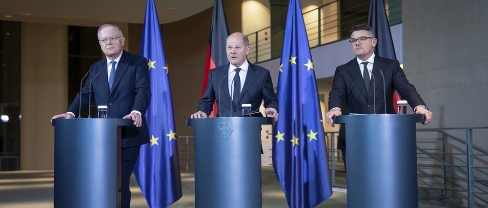 Pressekonferenz im November: Stephan Weil, Olaf Scholz und Boris Rhein nach den Beratungen im Kanzleramt. 