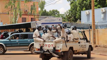 Nigrische Polizisten, die ihre Unterstützung des Militärputsches zeigen.