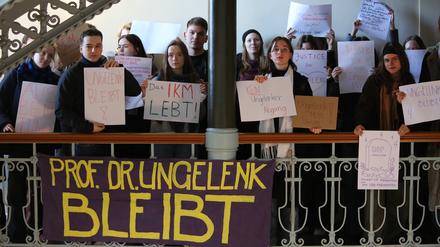 Rund 100 Studierende protestierten gegen den Weggang ihres Professors Johannes Ungelenk.