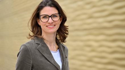 Cornelia Betsch, Professorin für Gesundheitskommunikation, steht vor dem Kommunikations- und Informationszentrum der Universität Erfurt. Am 1. April soll sie den Deutschen Psychologie Preis 2021 erhalten. +++ dpa-Bildfunk +++