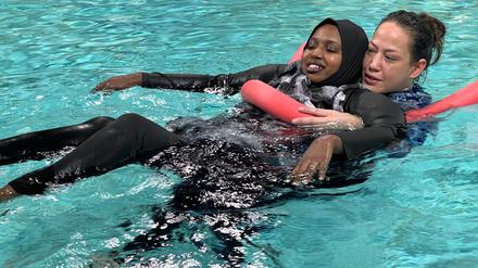 „Projekt Seerose“ für Frauen des Desert Flower Centers: Bisher hatte Jasmin Abdul Kadir (34) immer Angst vor dem Wasser, doch Trainerin Camilla Kuppert gibt Sicherheit.