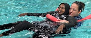 „Projekt Seerose“ für Frauen des Desert Flower Centers: Bisher hatte Jasmin Abdul Kadir (34) immer Angst vor dem Wasser, doch Trainerin Camilla Kuppert gibt Sicherheit.