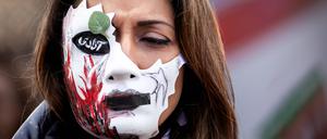 Wer als Frau gegen das Regime protestiert, dem droht Folter auch in Form sexualisierter Gewalt.