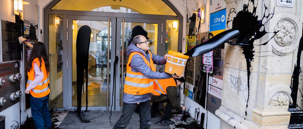 Aktivisten der Klimagruppe Letze Generation haben die FDP-Bundesgeschäftsstelle mit ölartiger Farbe bespritzt.