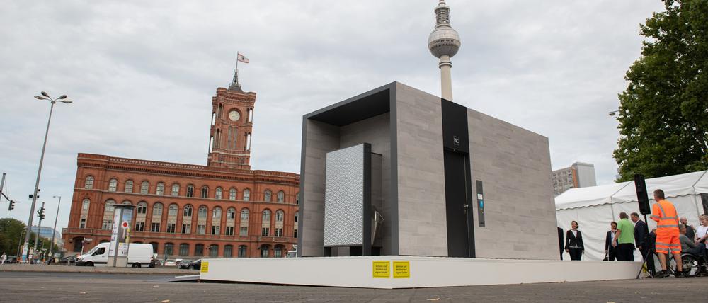 Ein Prototyp der neuen City-Toilette steht bei einem Pressetermin unweit des Roten Rathauses. Die Firma Wall GmbHwird die neuen modularen Häuschen ab 2019 in der Stadt aufbauen.