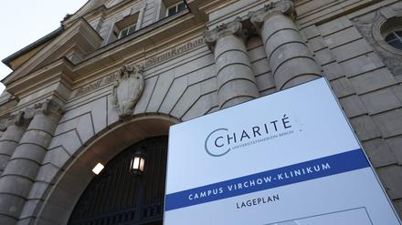 Blick auf den Eingang zum Charité Campus Virchow-Klinikum am Augustenburger Platz. Gut fünf Monate nach seiner Verhaftung kommt ein Charité-Herzmediziner wegen Totschlags vor Gericht. 
