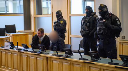 Stephan Balliet sitzt im Gerichtssaal an der Anklagebank. Der Angeklagte, der wegen des Halle-Attentats im Gefängnis sitzt, soll dort Wärter als Geiseln genommen haben.