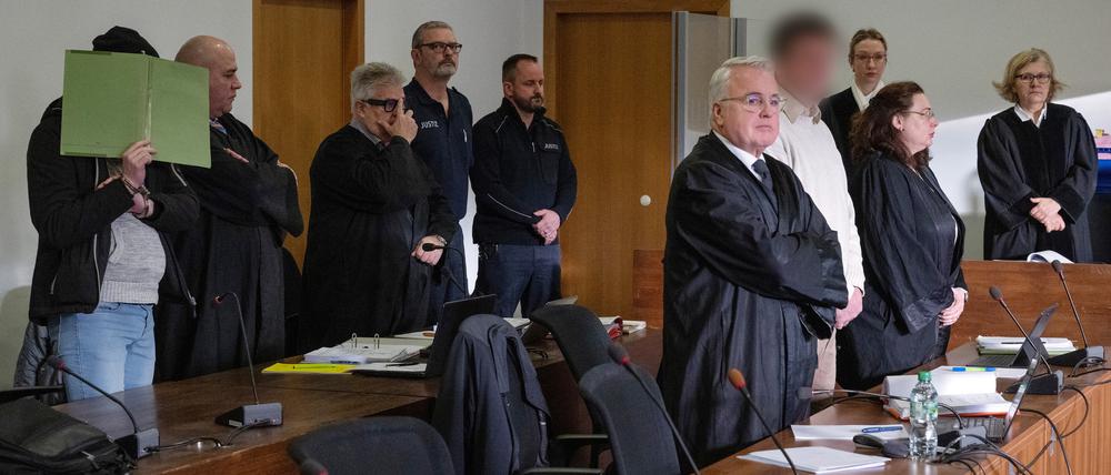 Die Angeklagten Benjamin K. (l.) und Björn R. mit ihren Anwälten beim Prozessauftakt vor dem Potsdamer Landgericht.