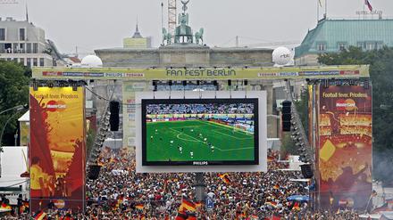 Tausende Zuschauer verfolgen 2006 auf der Fanmeile am Brandenburger Tor in Berlin das WM-Fußballspiel zwischen Deutschland und Argentinien. 