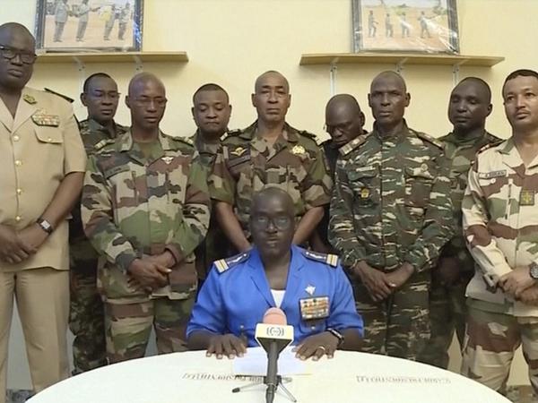 Oberstmajor Abdramane verkündet den Staatsstreich im Niger.