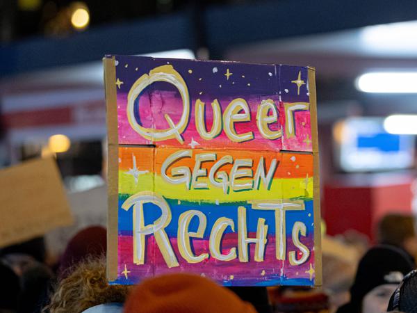 „Queer gegen rechts“ in Köln am 16. Januar 2024, wo rund 30.000 Menschen auf dem Heumarkt zusammenkamen.