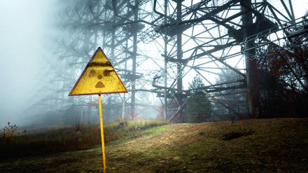 Ein Schild warnt am Rande Tschernobyls vor Strahlengefahr.