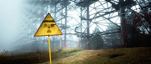 Ein Schild warnt am Rande Tschernobyls vor Strahlengefahr.