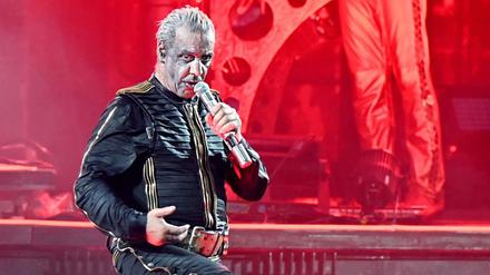 Till Lindemann, Frontsänger der Band Rammstein, steht im Rahmen der Deutschland-Tournee mit dem Album «Zeit» auf der Bühne.