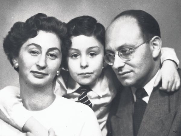 Andrew Ranicki mit Mutter Teofila und Vater Marcel, 1957 in Warschau.