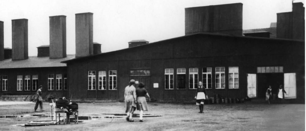 Blick auf den Küchentrakt im ehemaligen Frauen-Konzentrationslager der Nationalsozialisten im brandenburgischen Ravensbrück, aufgenommen nach der Befreiung im Mai 1945. 
