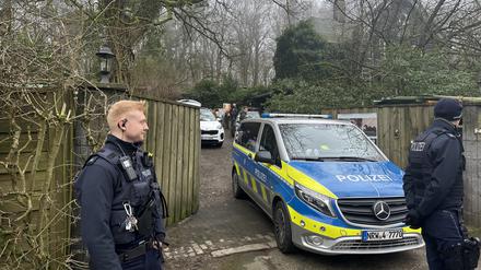 Polizeikräfte stehen vor einem Anwesen in Wuppertal. Bei einer Razzia durchsuchten die Beamten das Haus eines mutmaßlichen Reichsbürgers nach Waffen und Sprengstoff. (Archivfoto)