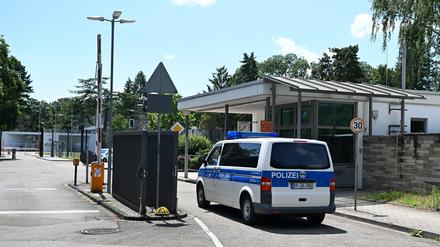 Ein Fahrzeug der Polizei fährt auf das Gelände des Bundesgerichtshofs in Karlsruhe. Die Bundesanwaltschaft hatte im Juli 2023 in Nordrhein-Westfalen eine mutmaßliche islamistische Terrorzelle aufgedeckt und sieben Verdächtige festnehmen lassen. 