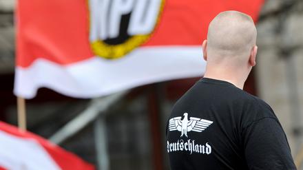 Ein Unterstützer der NPD steht mit einem Shirt mit der Aufschrift «Deutschland» bei einer NPD-Kundgebung am Strausberger Platz in Berlin.