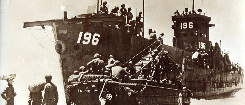 Amerikanische Truppen gehen bei der Invasion von Sizilien im Juli 1943 an Land.