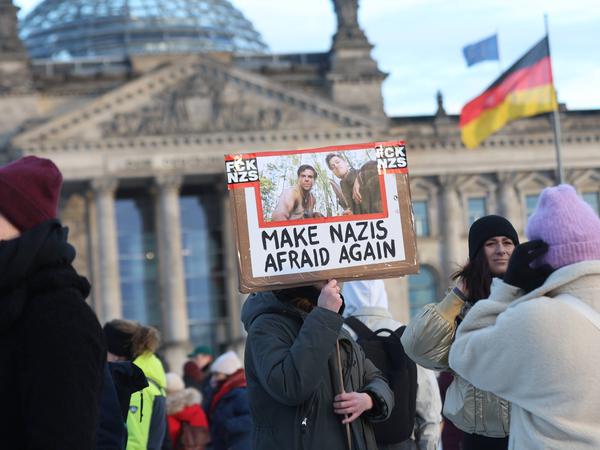 „Make Nazis afraid again“ fordert ein Demo-Teilnehmer in Berlin am  am 21. Januar 2024.