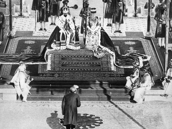 King George V. vor der Delhi Durbar, anlässlich seiner Krönung zum Kaiser von Indien im Jahr 1911.