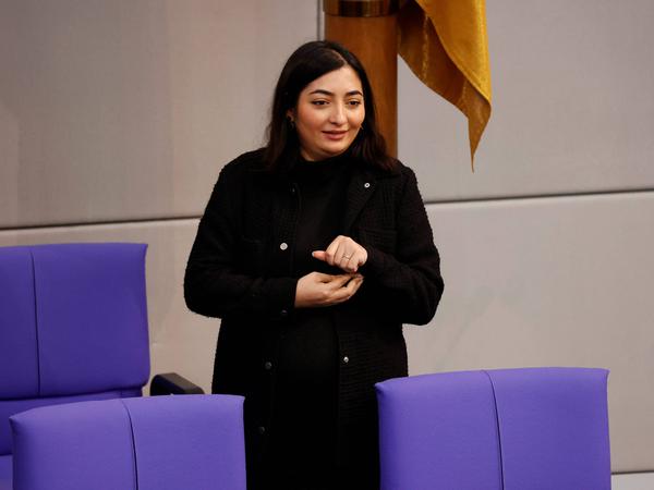 Die Integrationsbeauftragte Reem Alabali-Radovan (SPD) warnt vor täglich neuen aufgeladenen Debatten.